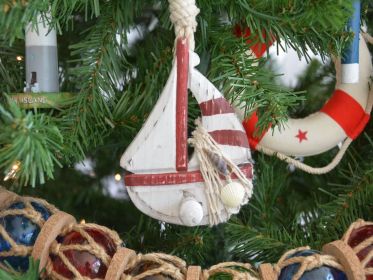 Wooden Rustic Sailboat Model with Seashells Christmas Tree Ornament (Color: Red)